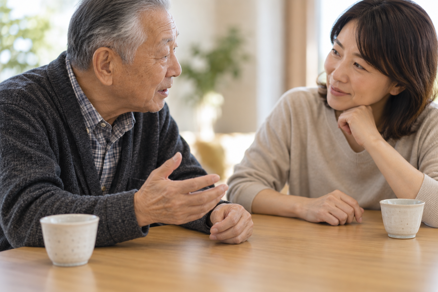 高齢の男性が支援者と向き合い、話しているイメージ