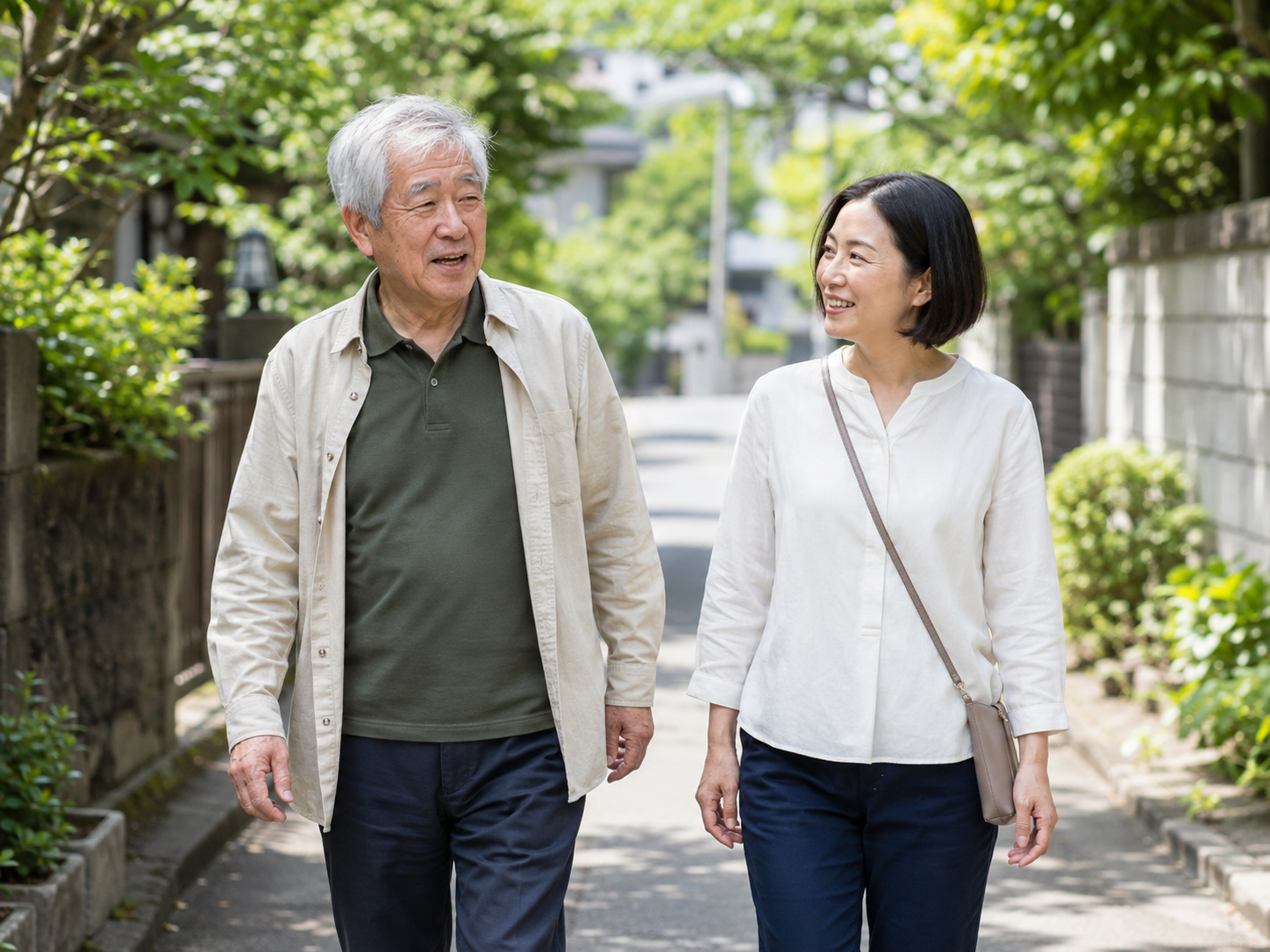 自然に会話しながら、並んで出かける父親と娘（AI生成イメージ）